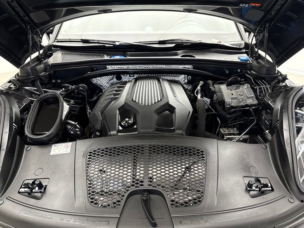 Certified 2024 Porsche Macan AWD/4WD image 12