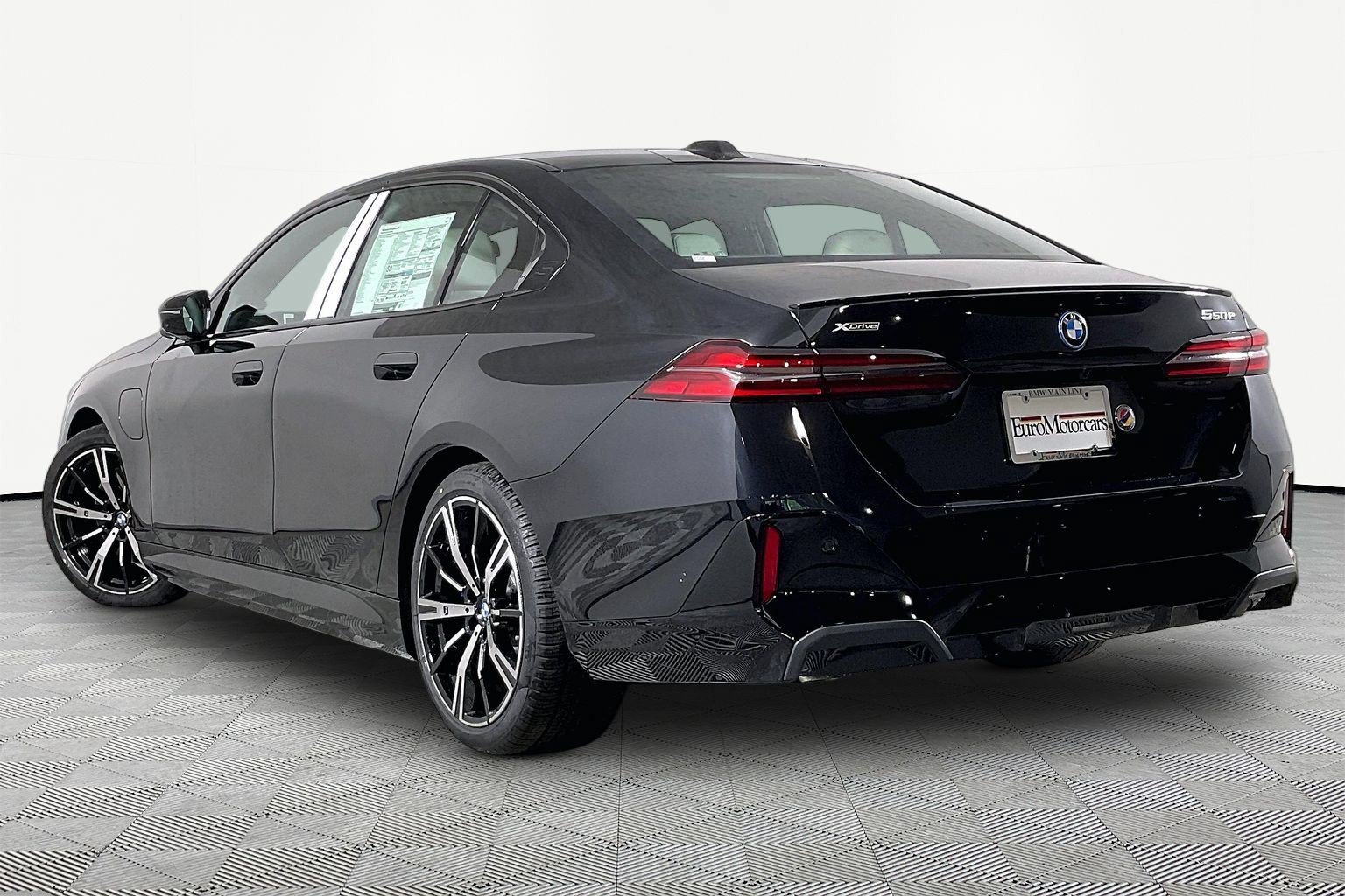 New 2027 BMW 550e xDrive w/ Premium Package AWD/4WD image 4