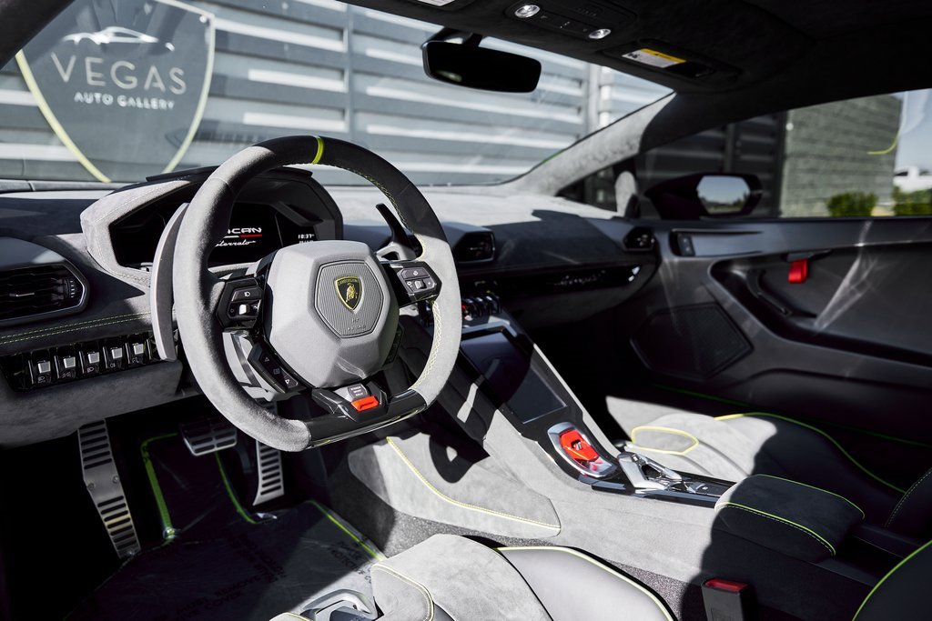 Used 2024 Lamborghini Huracan Sterrato image 2