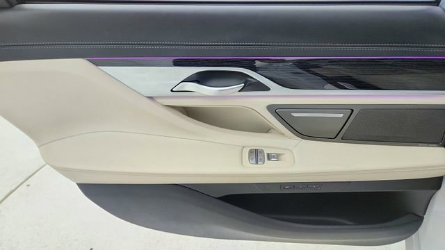 Used 2022 BMW 740i w/ M Sport Package image 31