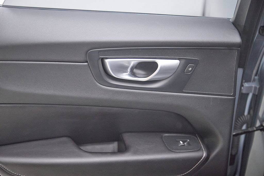 Certified 2024 Volvo XC60 B5 Ultimate w/ Protection Package Premier image 22