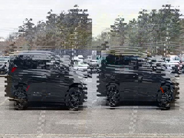 Used 2022 Chrysler Pacifica Touring-L w/ S Appearance Package image 4