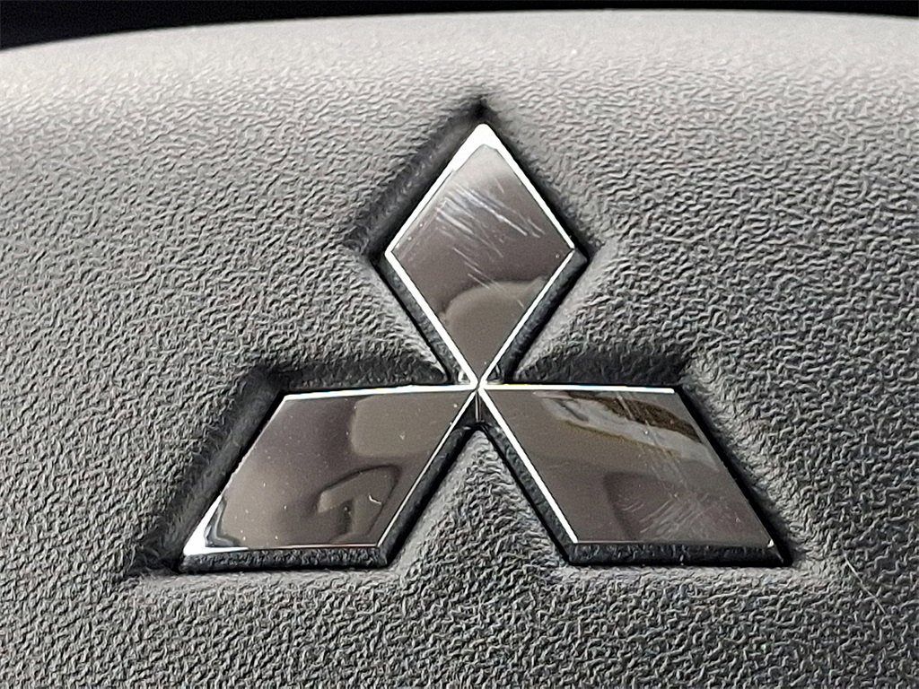 New 2025 Mitsubishi Outlander SE image 11