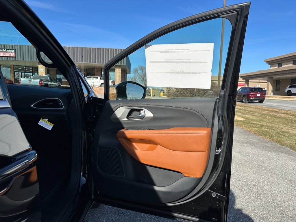 New 2026 Chrysler Pacifica Pinnacle FWD image 28