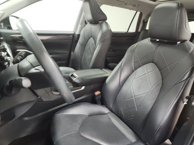 Used 2023 Toyota Highlander Platinum AWD/4WD image 25