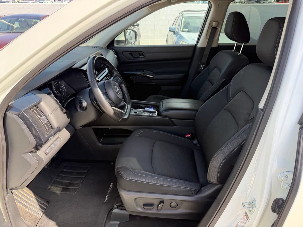 Used 2024 Nissan Pathfinder SV FWD image 4