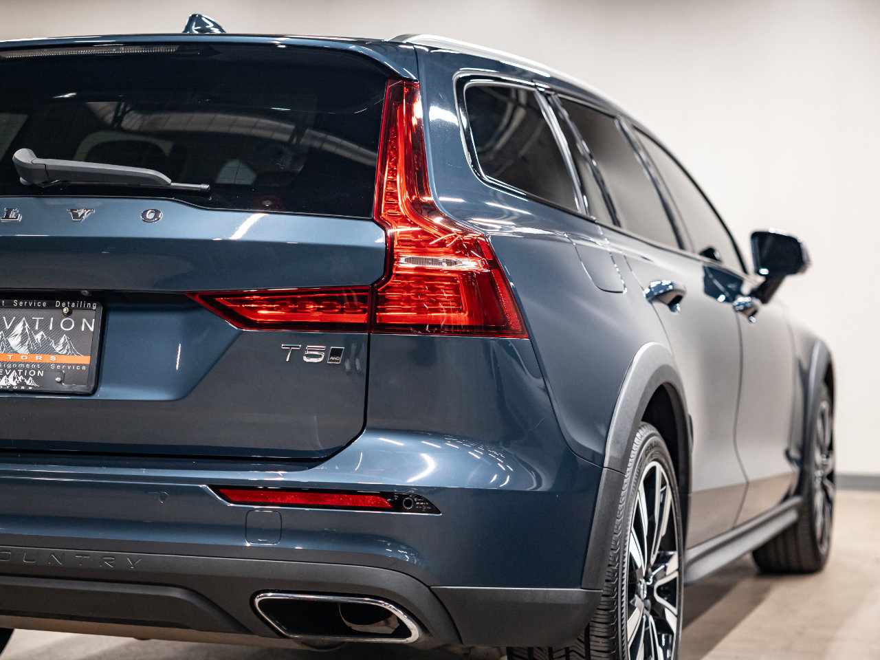 Used 2021 Volvo V60 T5 Cross Country image 27