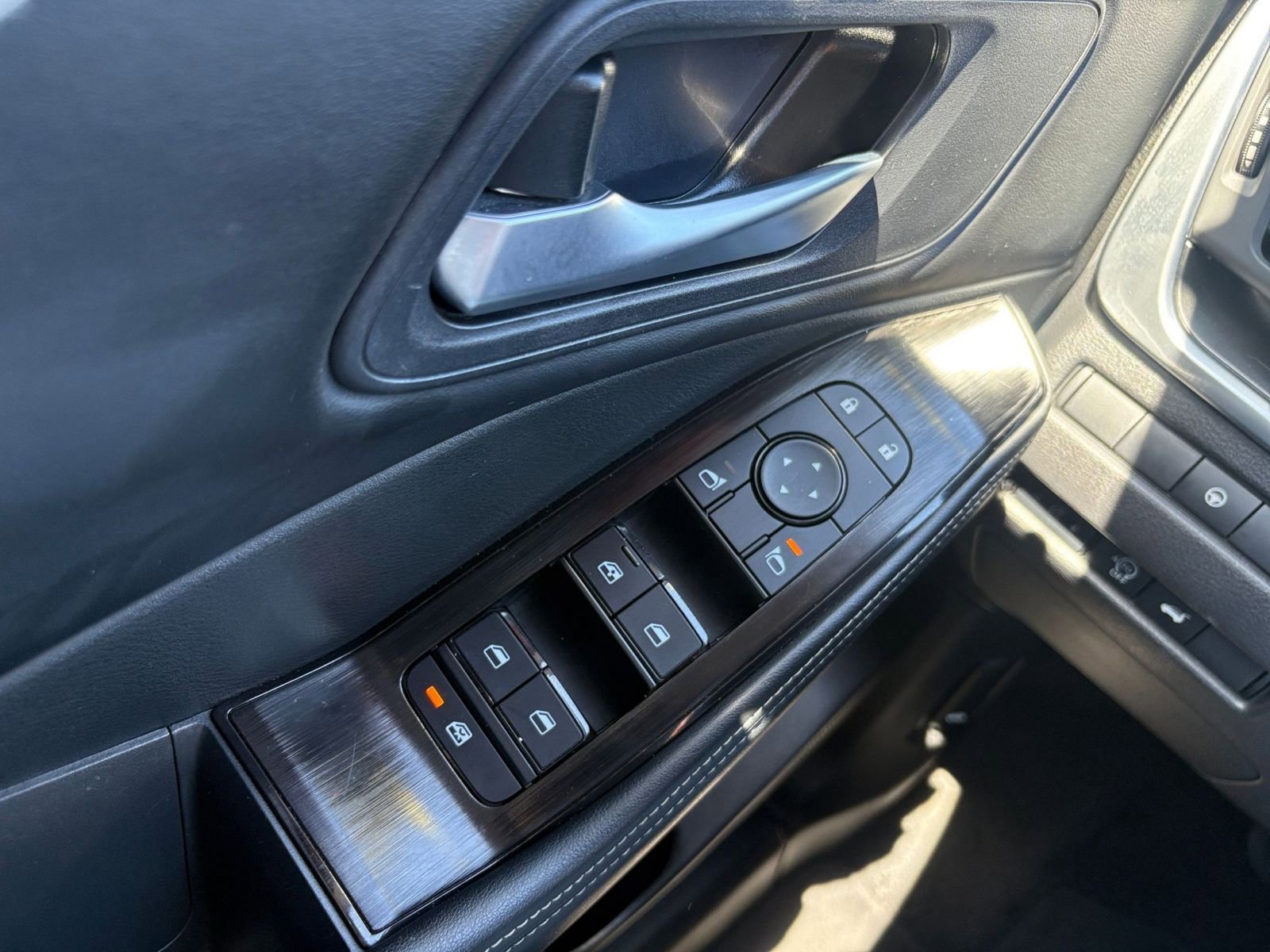 Used 2025 Nissan Rogue SV image 18