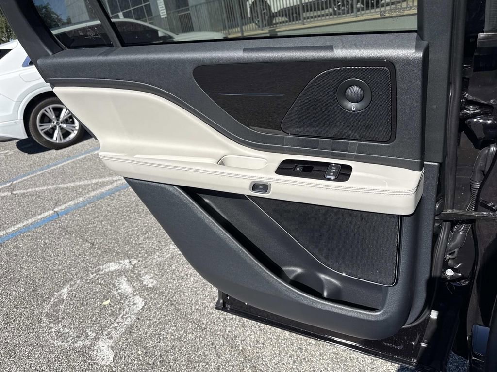 New 2026 Lincoln Aviator AWD image 13