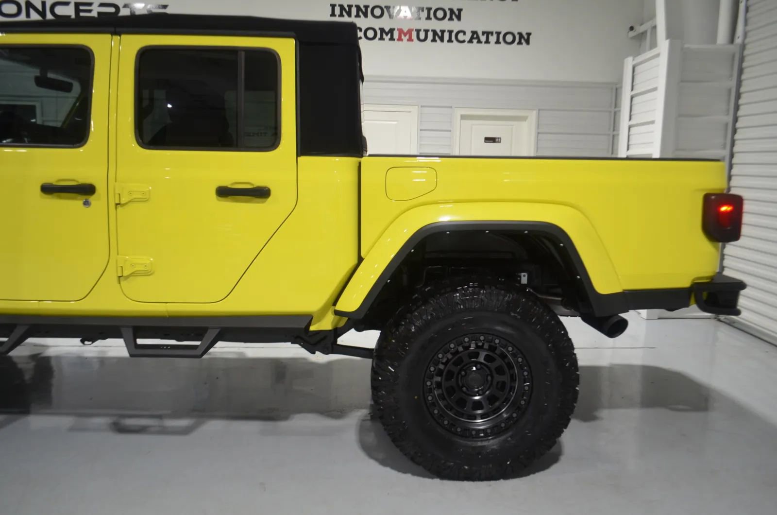 Used 2023 Jeep Gladiator Sport image 6