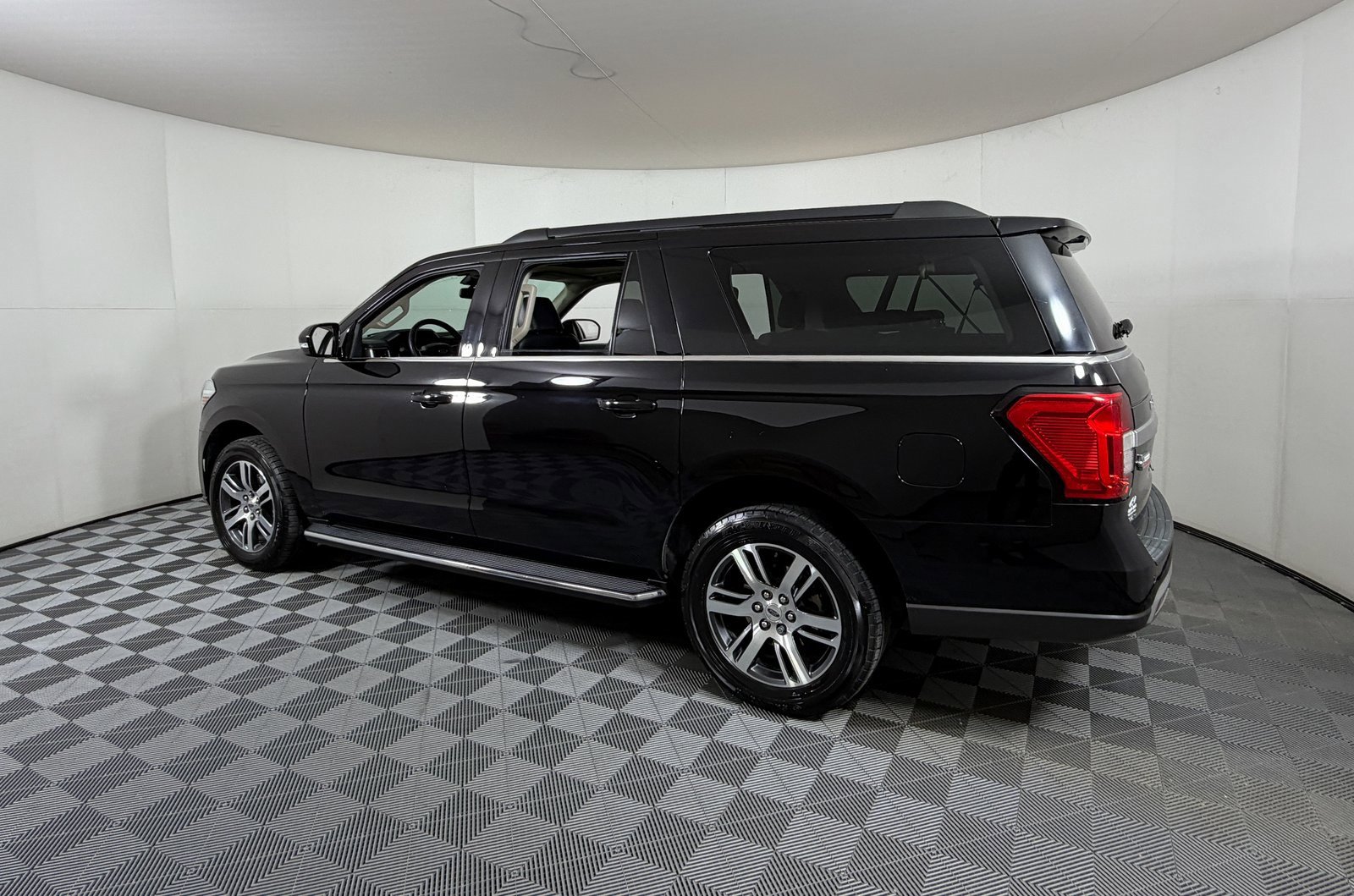 Used 2022 Ford Expedition Max XLT image 3