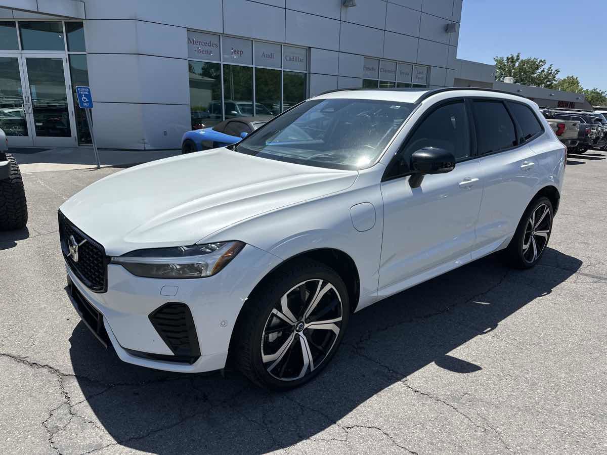 Used 2022 Volvo XC60 T8 R-Design w/ Advanced Package image 2