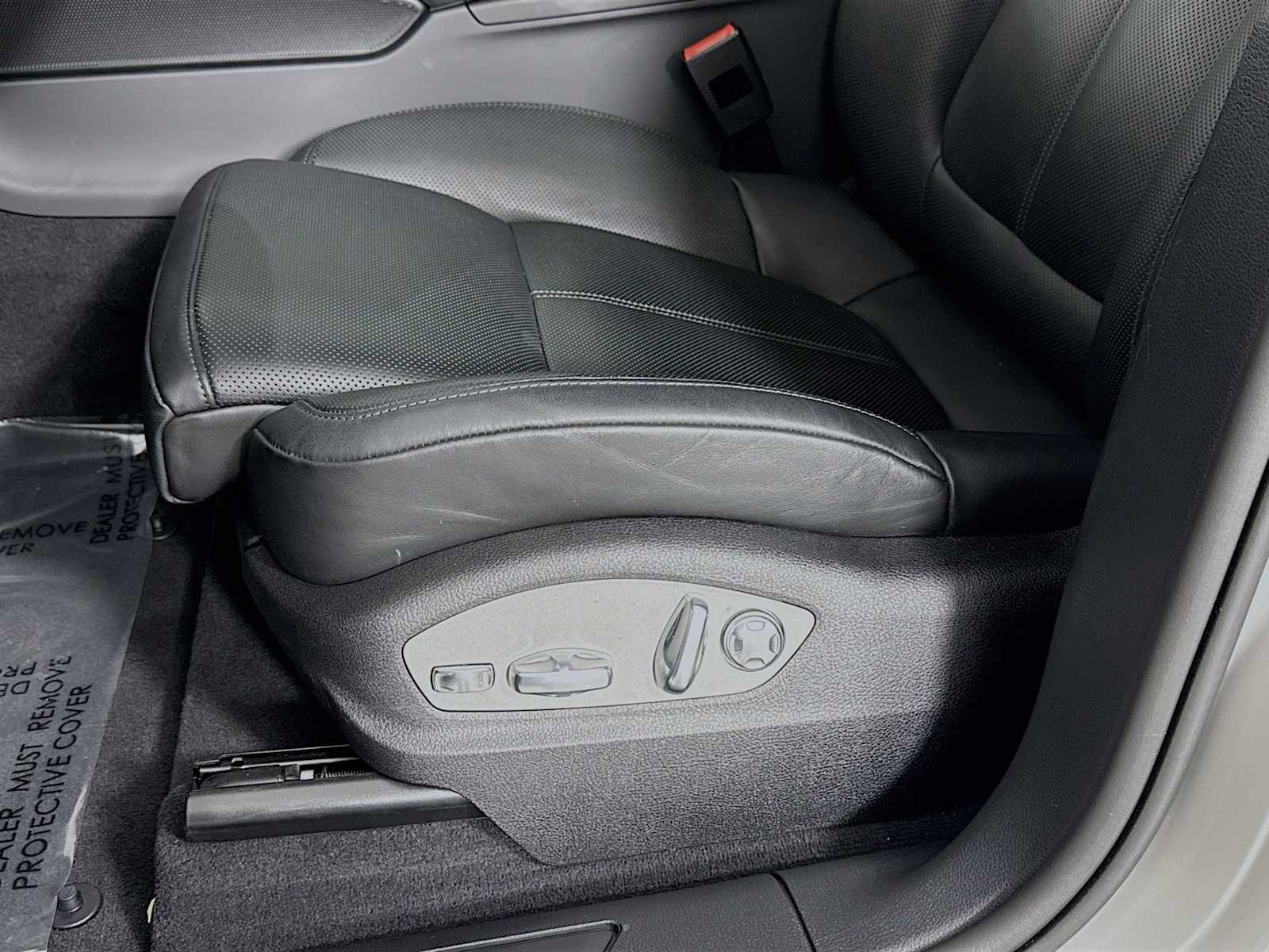 Certified 2025 Porsche Macan image 13