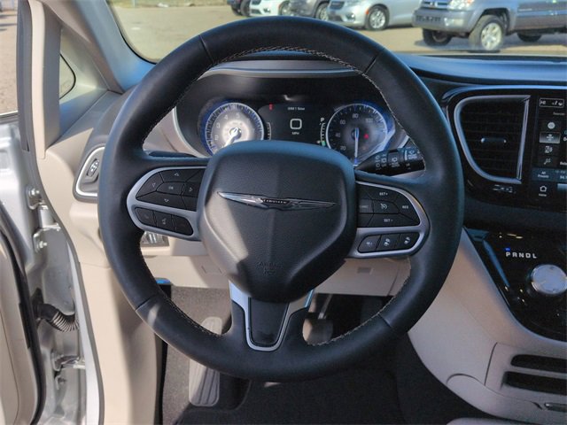 Used 2024 Chrysler Pacifica Touring-L image 18