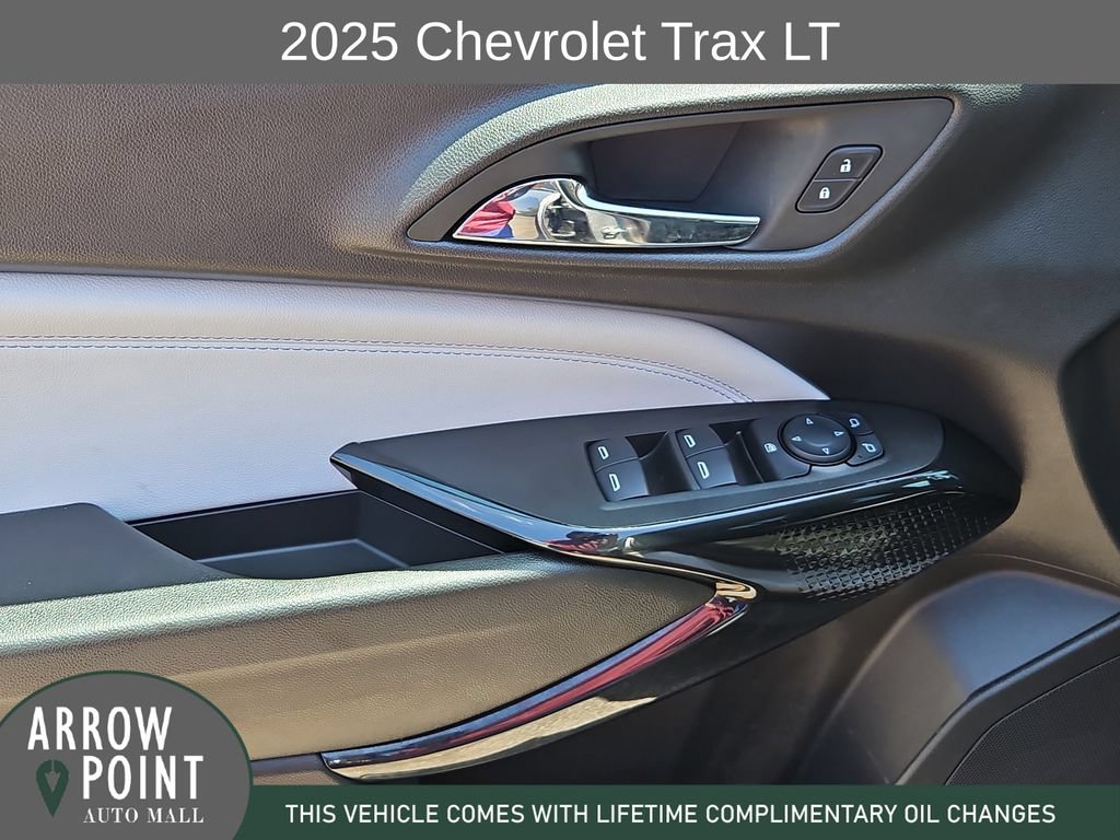 Used 2025 Chevrolet Trax LT w/ LT Convenience Package FWD image 21