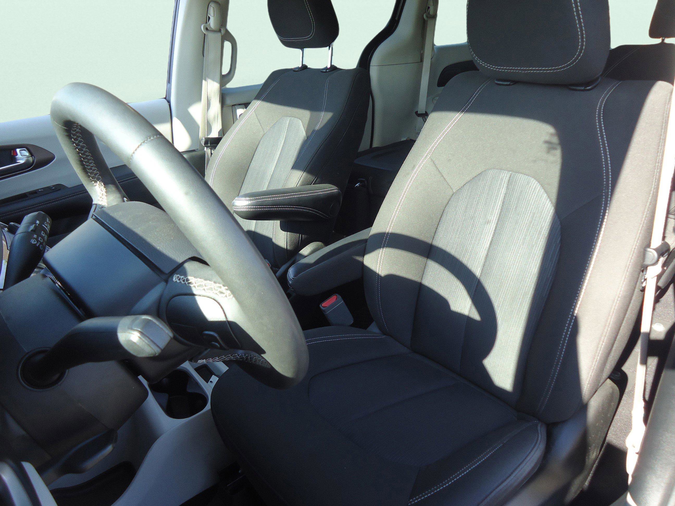 Used 2023 Chrysler Voyager LX image 25