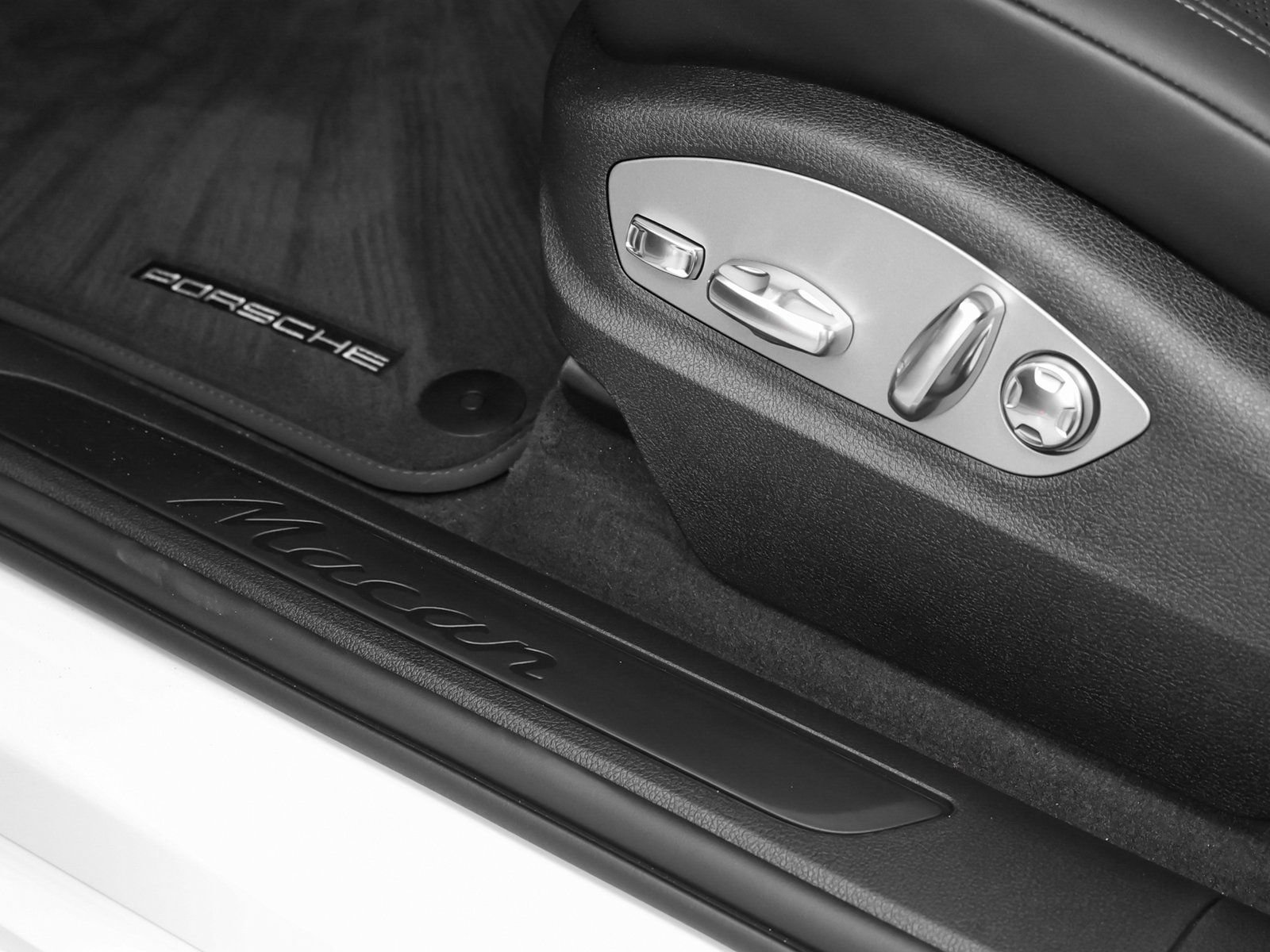 Certified 2025 Porsche Macan AWD/4WD image 26