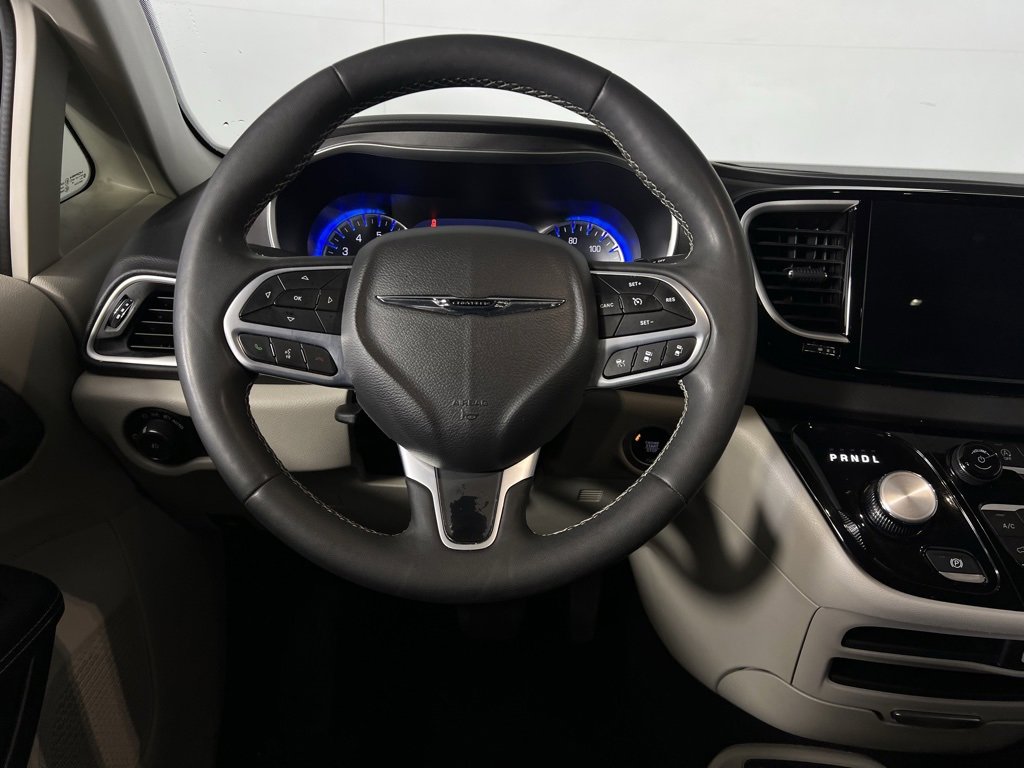 Used 2024 Chrysler Pacifica Touring-L image 14
