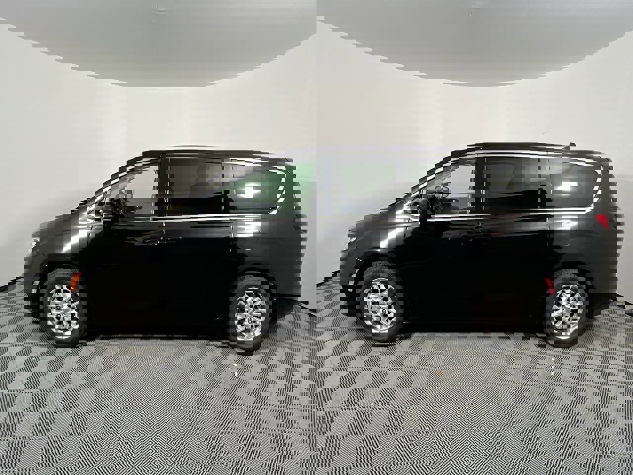 Used 2024 Chrysler Pacifica Touring-L image 6