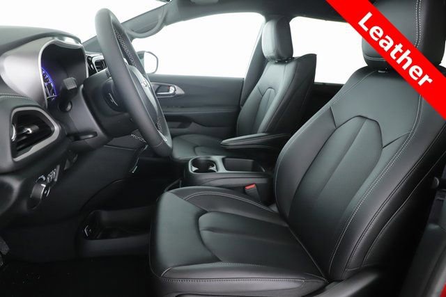 New 2026 Chrysler Pacifica Select image 16