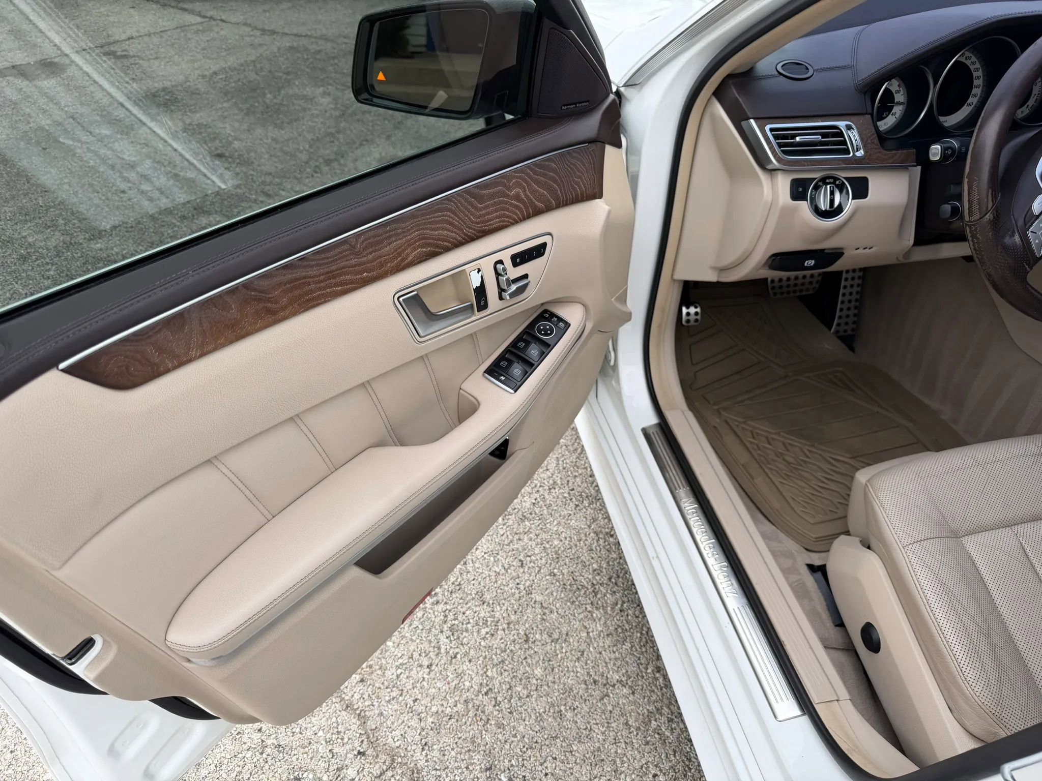 Used 2015 Mercedes-Benz E 400 Sedan w/ Lighting Package image 14
