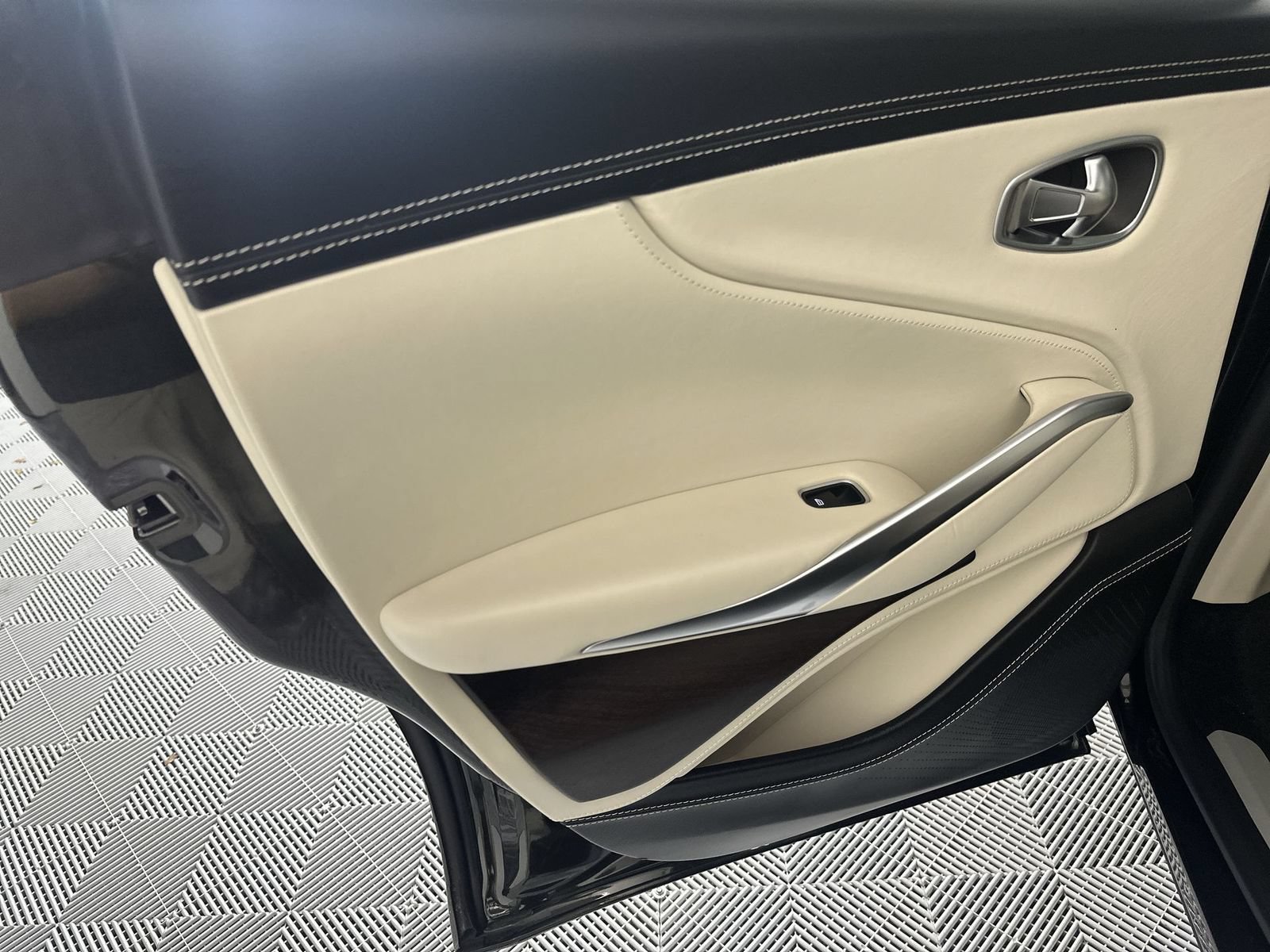 Used 2021 Aston Martin DBX AWD/4WD image 30