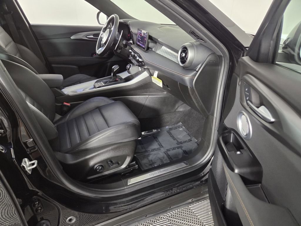 Used 2025 Alfa Romeo Tonale Veloce w/ Premium Package image 30