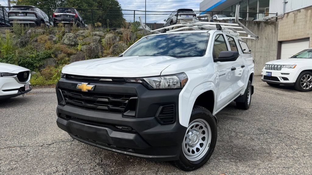 Used 2025 Chevrolet Colorado W/T AWD/4WD image 1