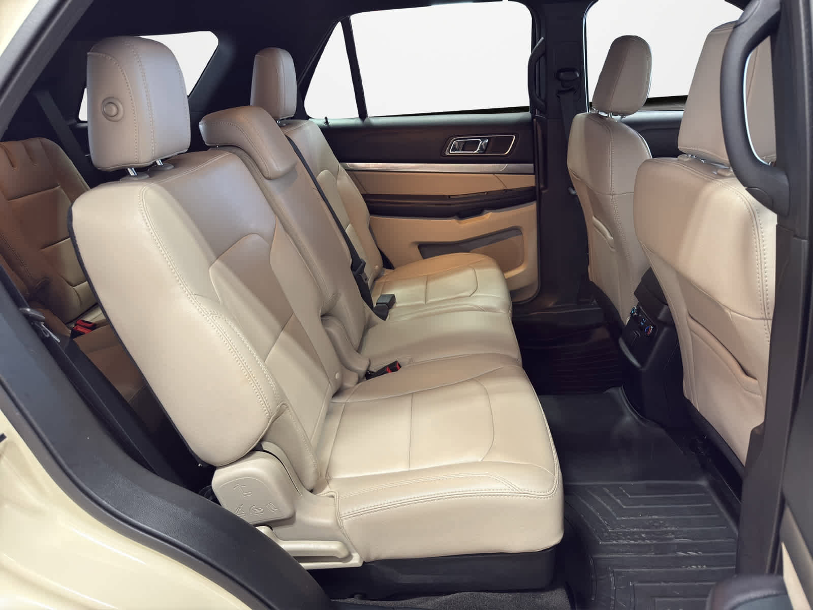 Used 2018 Ford Explorer XLT w/ Equipment Group 202A image 26