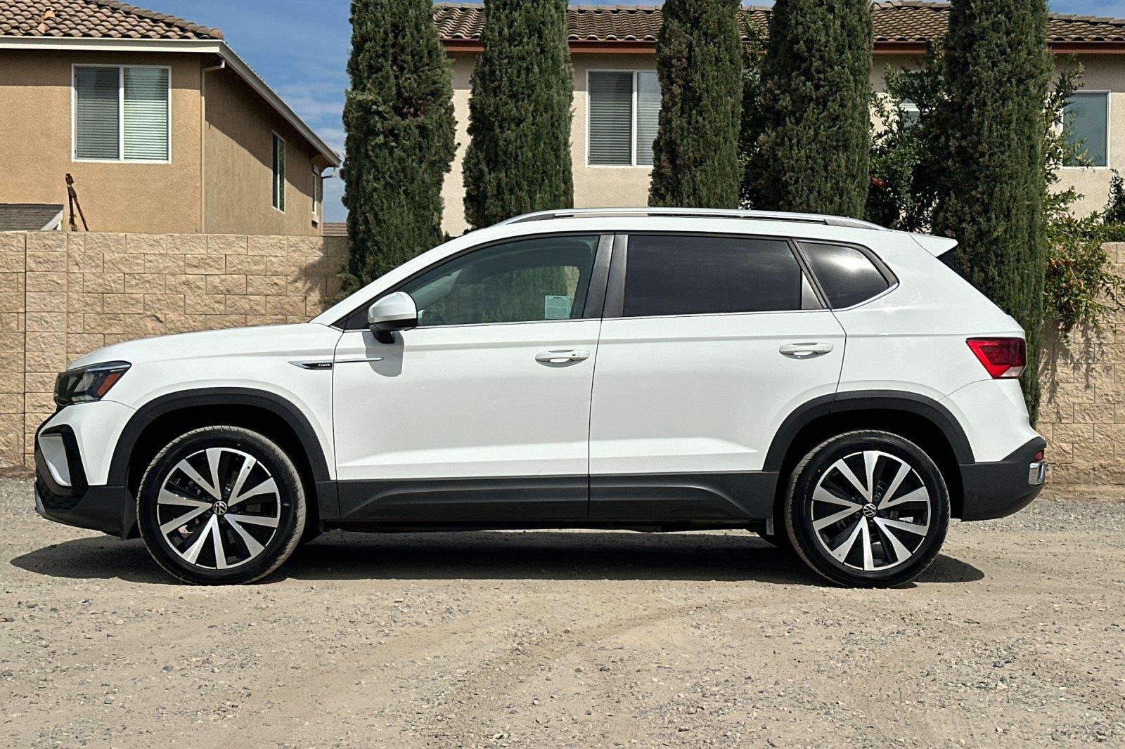 Certified 2024 Volkswagen Taos SE FWD image 6