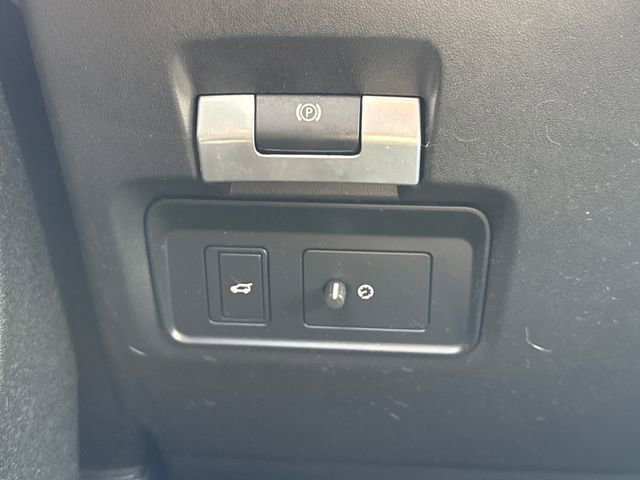 Used 2020 Land Rover Discovery Sport SE image 34