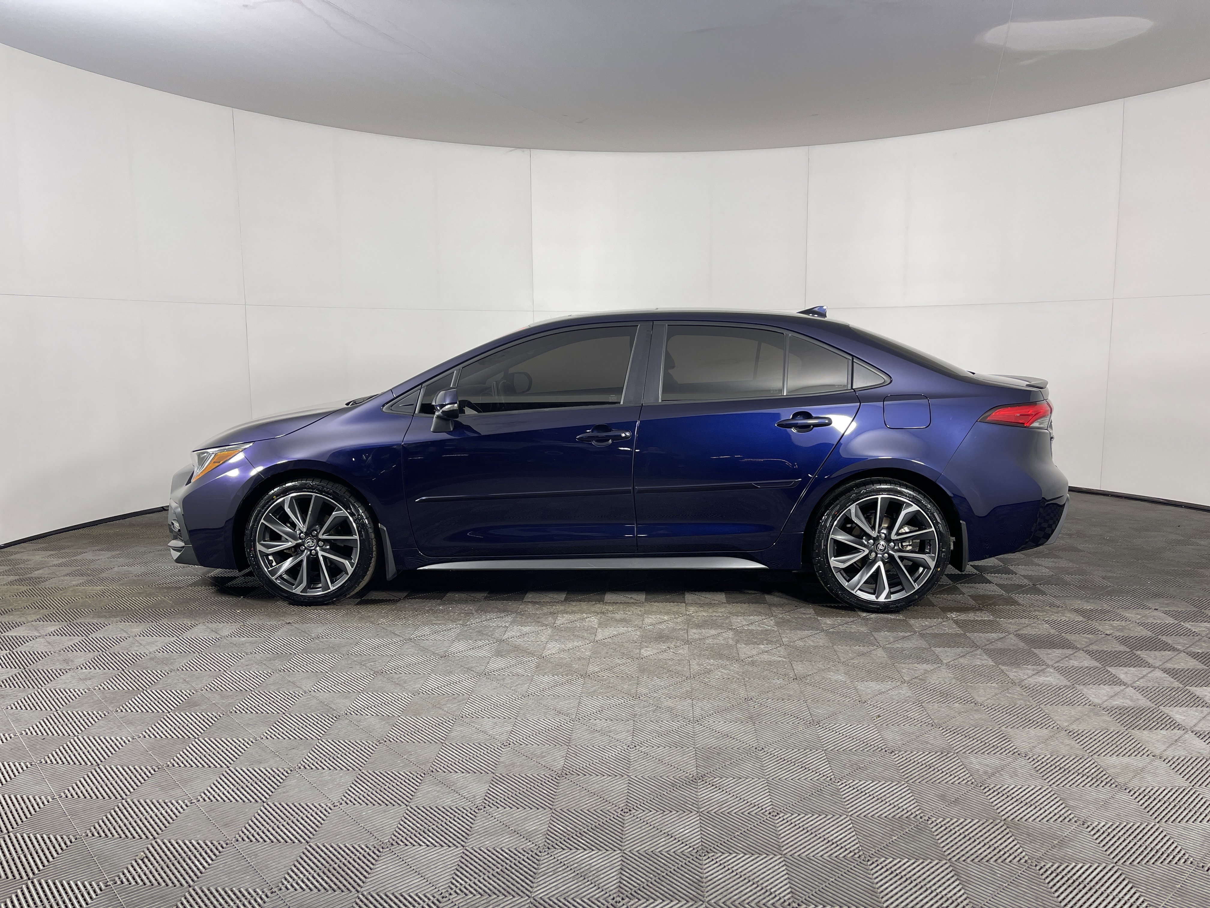 Used 2021 Toyota Corolla XSE image 3