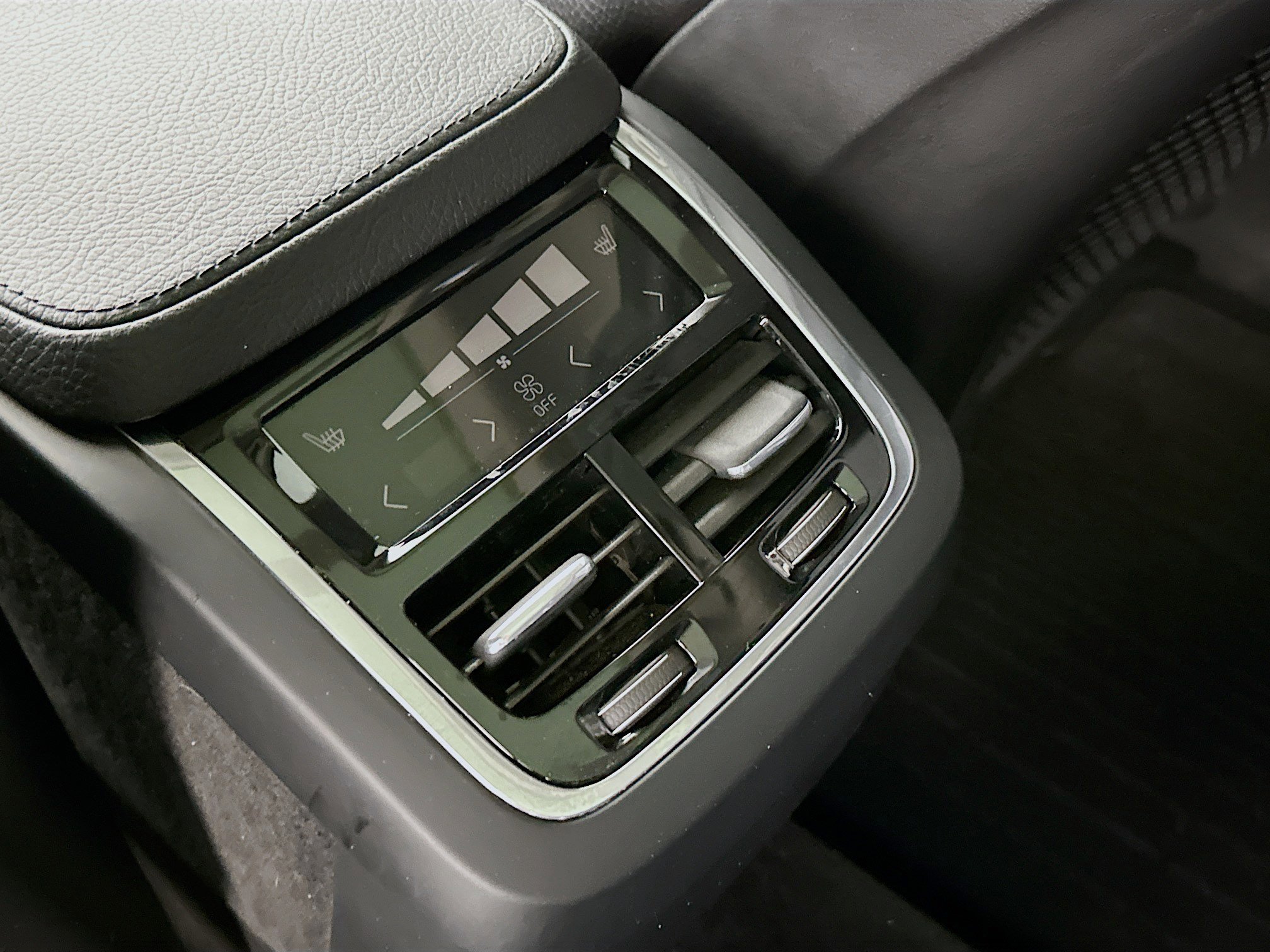 Used 2016 Volvo XC90 T6 Momentum w/ Momentum Plus Package image 28