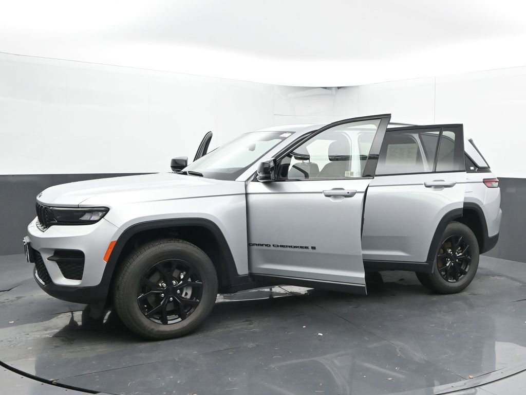 Used 2024 Jeep Grand Cherokee Altitude image 55