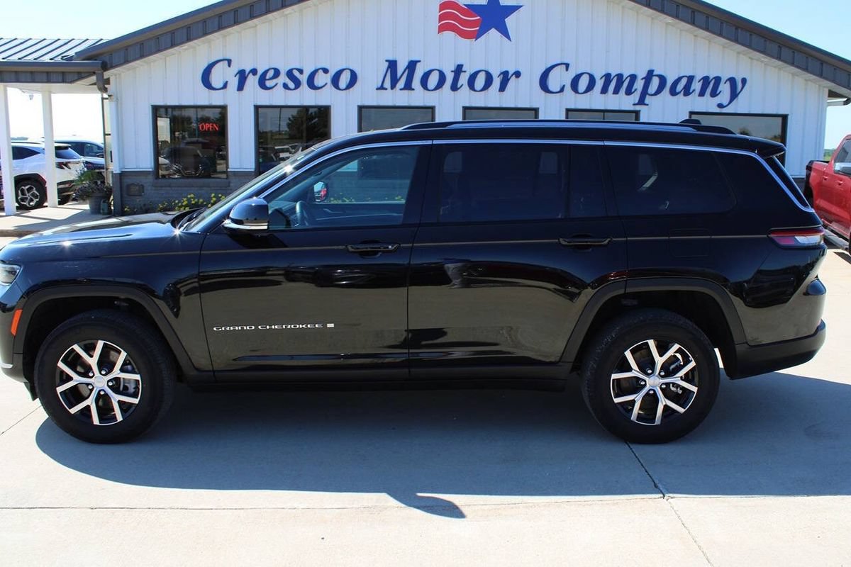 Used 2023 Jeep Grand Cherokee L Limited AWD/4WD image 8