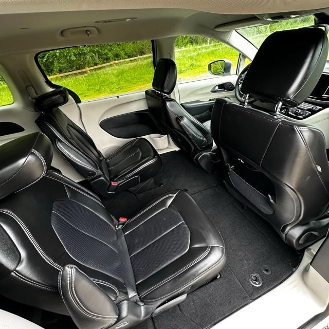 Used 2023 Chrysler Pacifica Touring-L FWD image 21