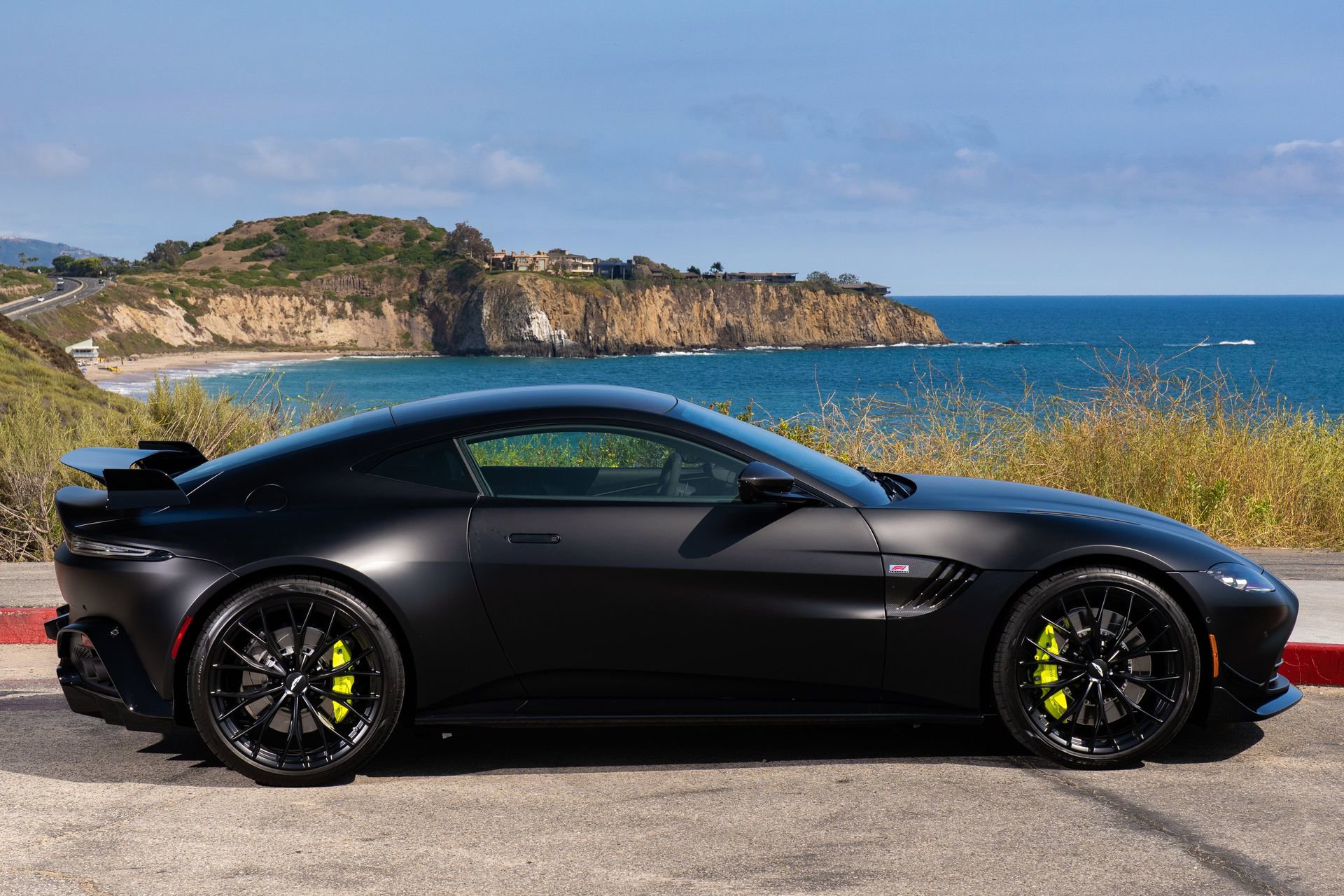 Used 2023 Aston Martin V8 Vantage Coupe RWD image 34