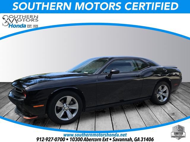 Used 2016 Dodge Challenger SXT RWD image 1