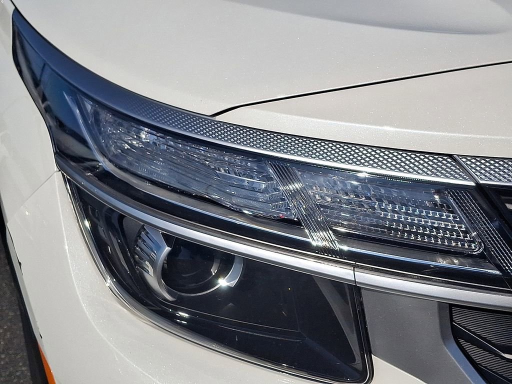 Certified 2025 Kia Seltos LX AWD/4WD image 9