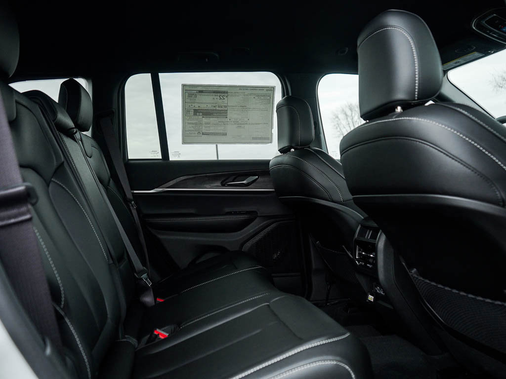 New 2025 Jeep Grand Cherokee Limited w/ Black Appearance Package image 12