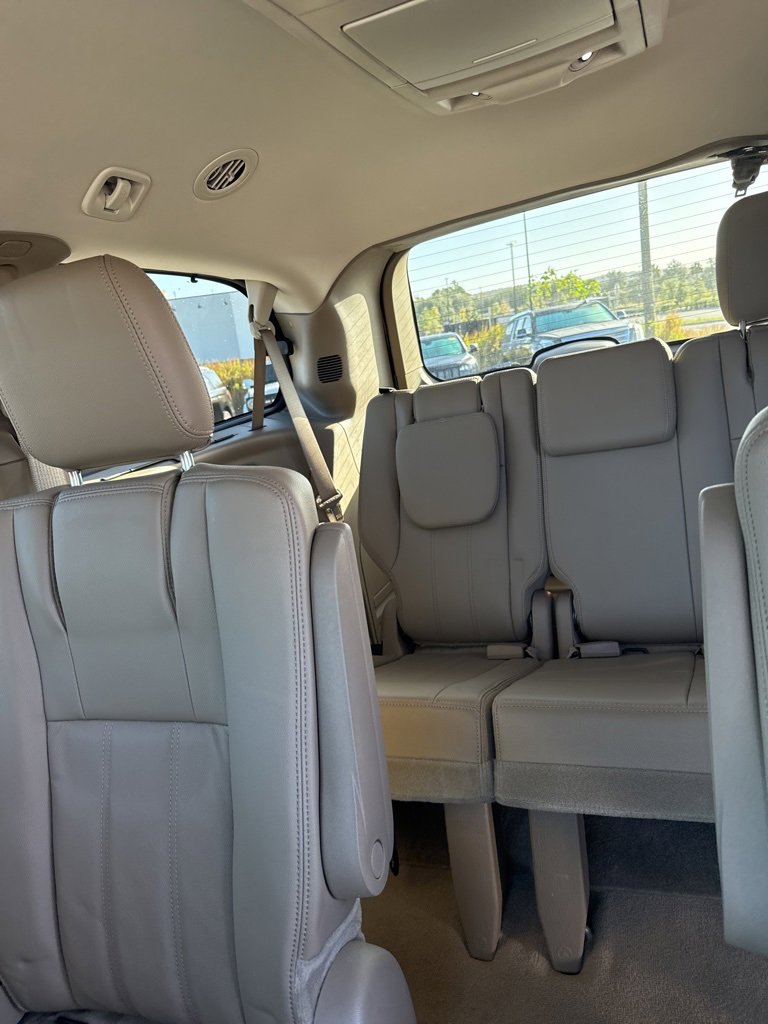 Used 2015 Chrysler Town & Country Touring image 9