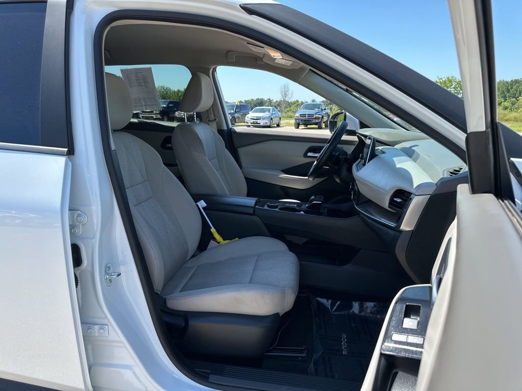 Used 2024 Nissan Rogue SV image 25