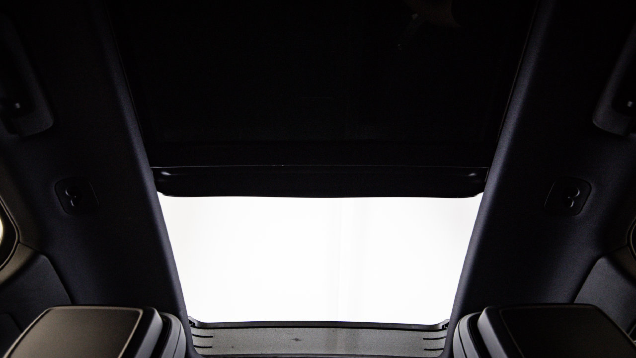 Certified 2023 Porsche Macan AWD/4WD image 30