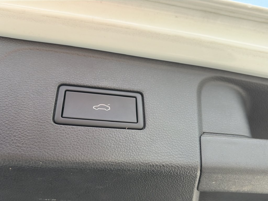 Used 2025 Volkswagen Atlas SE FWD image 33