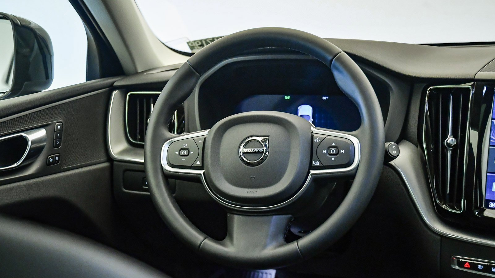 Certified 2025 Volvo XC60 B5 Core image 13