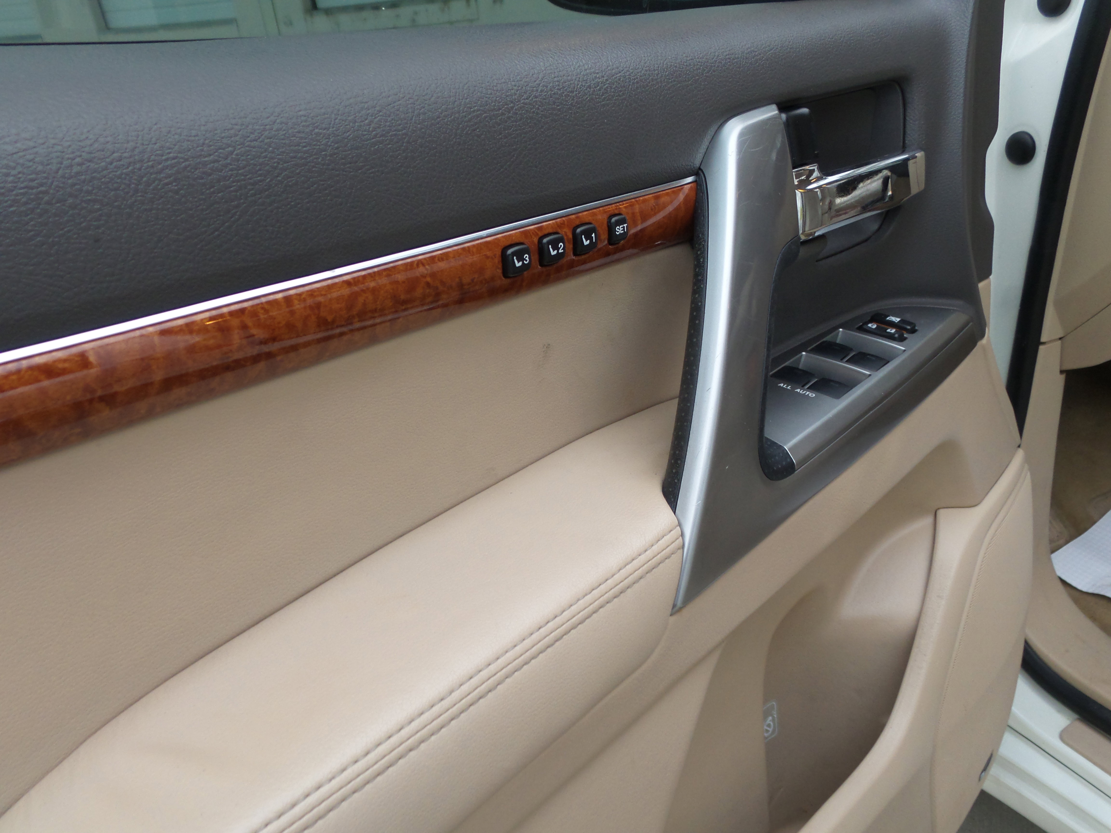 Used 2013 Toyota Land Cruiser image 13