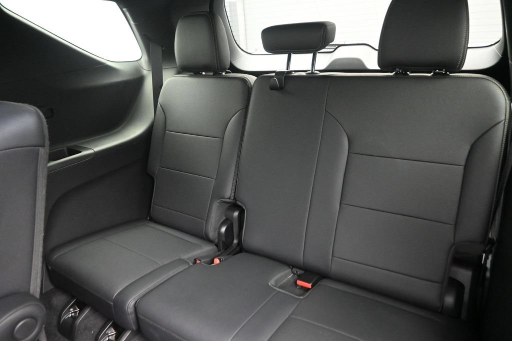 Used 2025 Chevrolet Traverse High Country FWD image 16