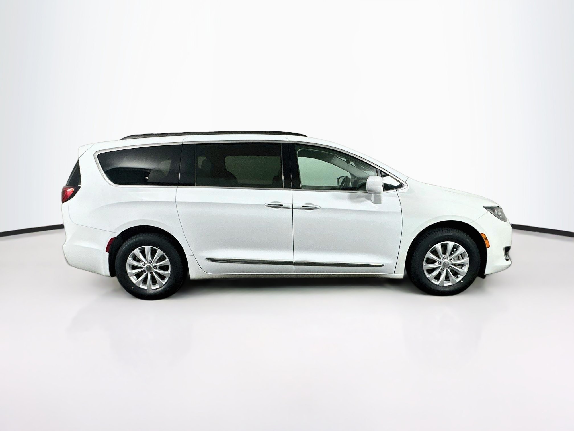 Used 2017 Chrysler Pacifica Touring-L w/ 13 Speaker Alpine Sound Group FWD image 10