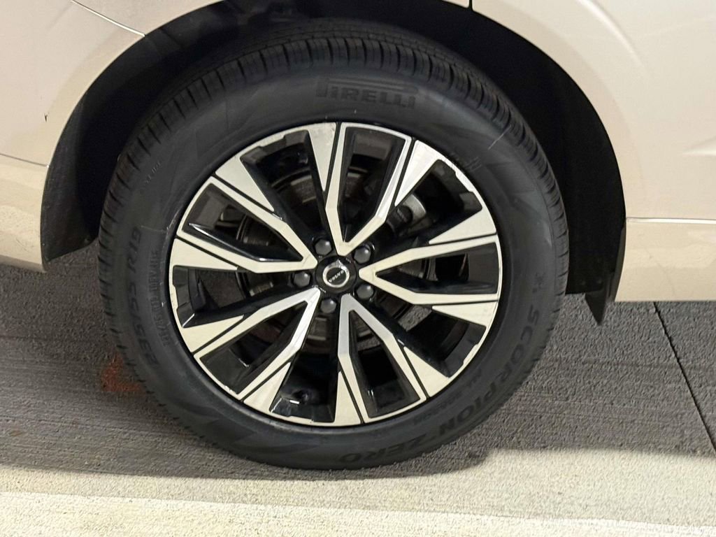 Used 2025 Volvo XC60 B5 Plus image 5