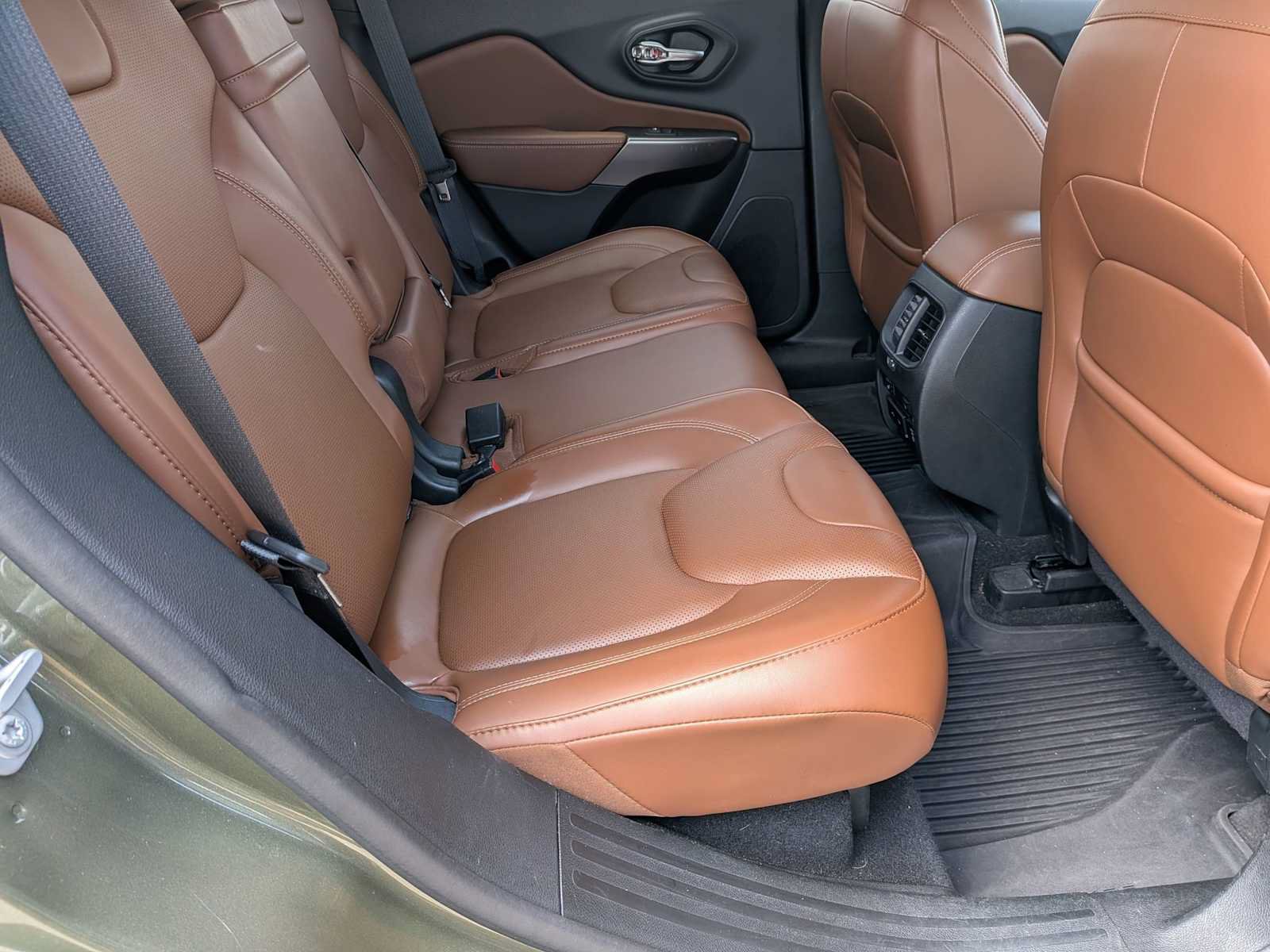 Used 2019 Jeep Cherokee Overland w/ Technology Group AWD/4WD image 18